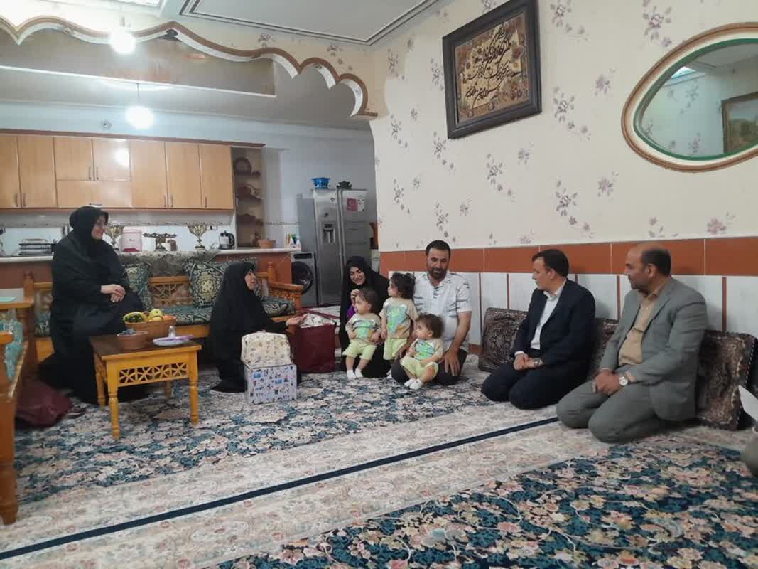 حضور مدیران کل بهزیستی و تعاون قم در منزل یک خانواده دارای فرزندان سه قلو
